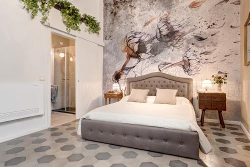 een slaapkamer met een bed en een muurschildering bij Casa Rowe B&B in Pistoia