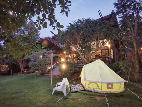 ムアクレクにあるCamp NYS Campsiteの夜の家庭のテント