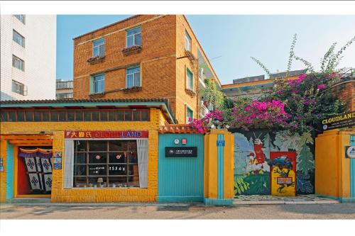 una tienda frente a un edificio con flores en Kunming Cloudland International Youth Hostel en Kunming