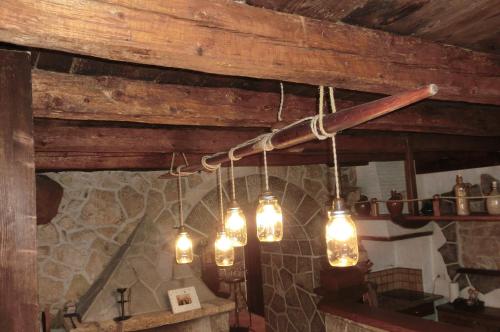 eine Gruppe von Lichtern, die an der Zimmerdecke hängen in der Unterkunft Villa Diny with Pool in Pinezici