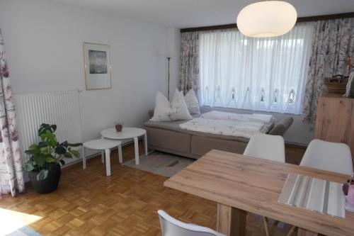 ein Wohnzimmer mit einem Sofa und einem Tisch in der Unterkunft Ferienwohungen Wassertheurer in Sankt Kanzian am Klopeiner See