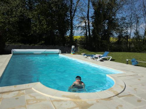 une personne se baignant dans une piscine dans l'établissement La Petite Varenne, à Turny