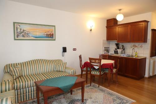 sala de estar con sofá, mesa y cocina en Villa Armin, en Rovinj