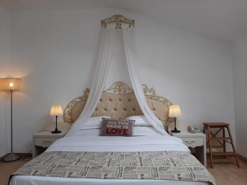 Una cama con un cartel que dice "levántate por amor" en Hotel Condor en Oraviţa