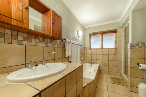 Ett badrum på Kruger Park Lodge Unit No. 524