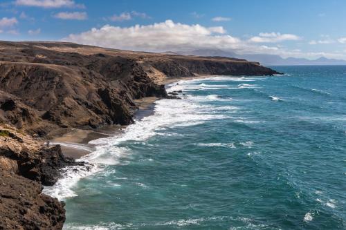 a view of the ocean from a cliff at Casa Suárez in Tuineje
