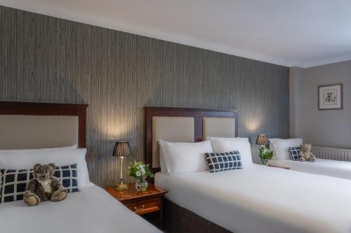Postel nebo postele na pokoji v ubytování Dooley's Hotel