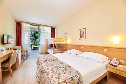 מיטה או מיטות בחדר ב-Hotel Aurora Plava Laguna