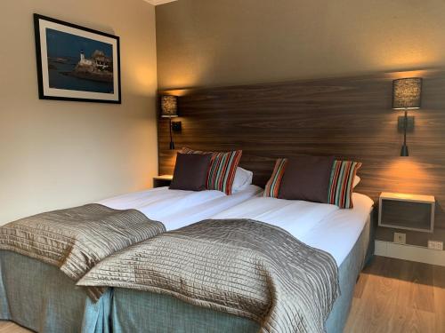 Łóżko lub łóżka w pokoju w obiekcie Holmen Fjordhotell