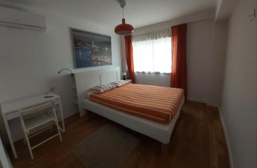 Tempat tidur dalam kamar di Apartamentos Foz O Porto
