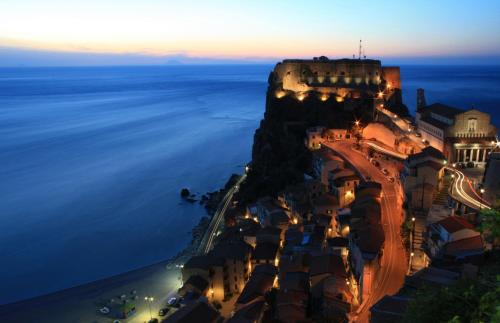 a view of the amalfi coast at night at Villa La Fenice in Reggio Calabria