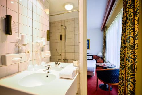 Een badkamer bij Fletcher Hotel Restaurant Beekbergen-Apeldoorn