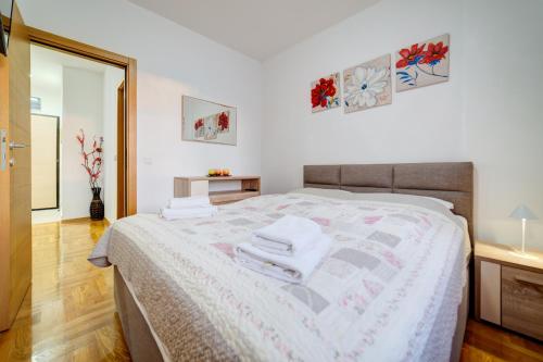 En eller flere senge i et værelse på Apartman 008