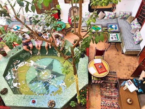 einen Blick über einen Hinterhof mit Pool in der Unterkunft Riad Dia in Marrakesch