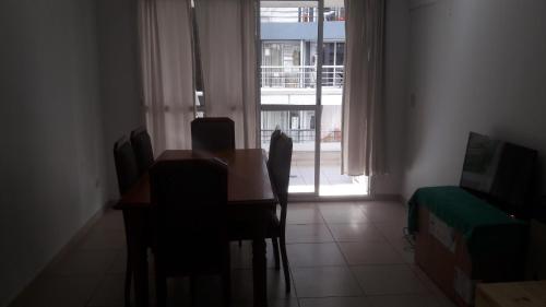 comedor con mesa, sillas y ventana en COSTANERA en Rosario