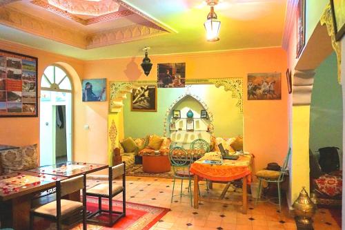 ein Wohnzimmer mit einem Tisch und einem Sofa in der Unterkunft Hostel Kif-Kif in Marrakesch