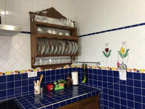 cocina con encimera de azulejos azules en casita valdivia, en Gaucín