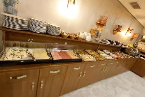 een keuken met een buffet vol eten en borden bij Sarnic Hotel & Sarnic Premier Hotel(Ottoman Mansion) in Istanbul