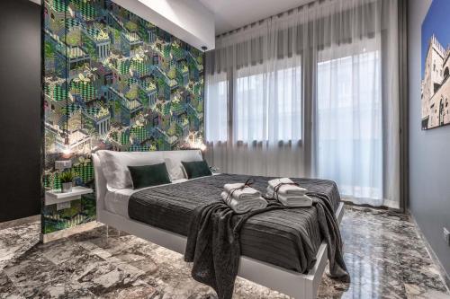 um quarto com uma cama com uma parede colorida em Ugo Bassi Apartments em Bolonha