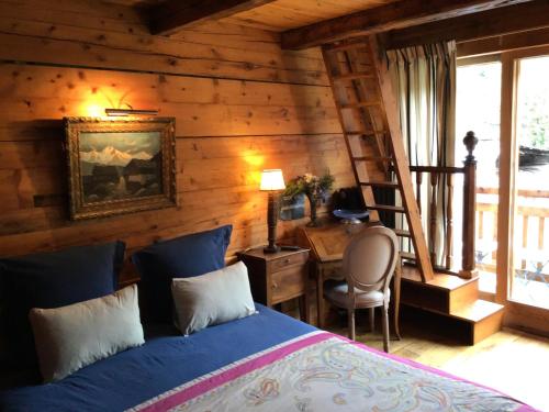 1 dormitorio con 1 cama y escritorio con silla en Chambres d'Hôtes Le Barna, en La Clusaz