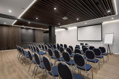 El área de trabajo o centro de convenciones de ONOVO Dendra Hotel