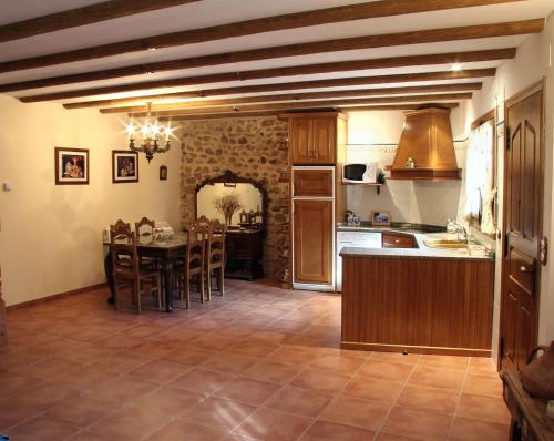 cocina y comedor con mesa y sillas en LA PORTAZA, en Vera de Moncayo