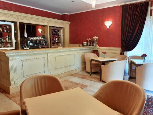 グロッタミナルダにあるRegina di Saba - Hotel Villa per ricevimentiのバー、テーブル、椅子が備わるレストラン