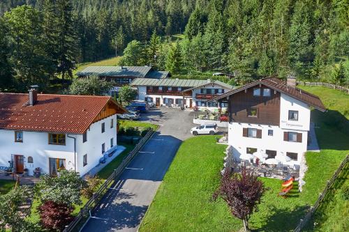 eine Luftansicht eines Dorfes mit Häusern und einer Straße in der Unterkunft Ferienwohnungen Berganemone in Schönau am Königssee