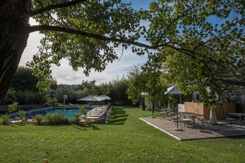Bazén v ubytování Relais Corte Rodeschi nebo v jeho okolí