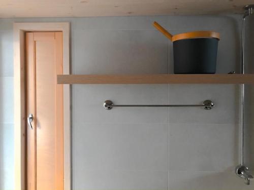 een plank in een badkamer met een pot erop bij Villa Váibmu in Inari