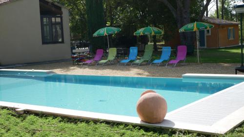 una pelota sentada en el borde de una piscina en L'eau vive, en Saint-Martin-de-la-Brasque