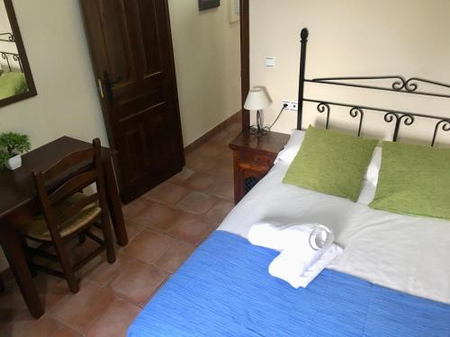 a bedroom with a bed with two towels on it at El Balcón del Albaicín in Granada