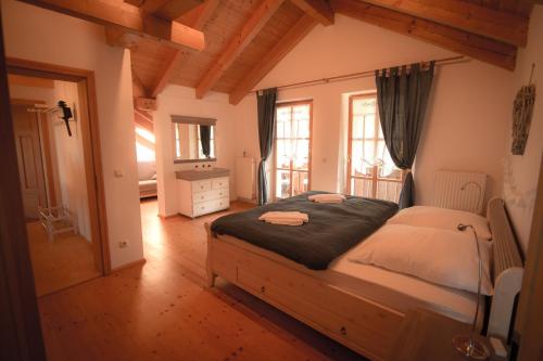 - une chambre avec un grand lit dans l'établissement Ferienwohnung zum Forsthaus, à Oberviechtach