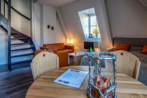 a room with a table with a vase on it at Stadslogement Bij de Sassenpoort in Zwolle