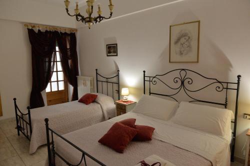 アルベロベッロにあるDimora Carmineのベッドルーム1室(ベッド2台、窓付)