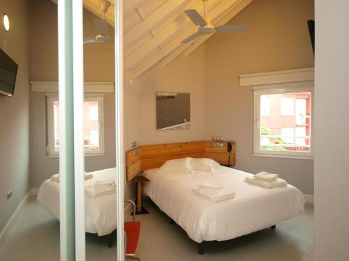 Giường trong phòng chung tại Hosteria Santander
