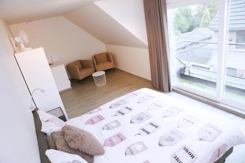 ミッデルケルケにあるB&B Intermezzoの小さなベッドルーム(ベッド1台、窓付)