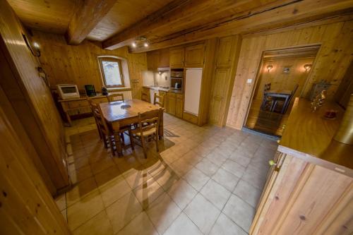 - une vue de tête sur une cuisine avec une table et des chaises dans l'établissement Le Château, à Morzine