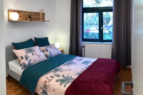 een slaapkamer met een bed en een raam bij LLN lodge in Louvain-la-Neuve