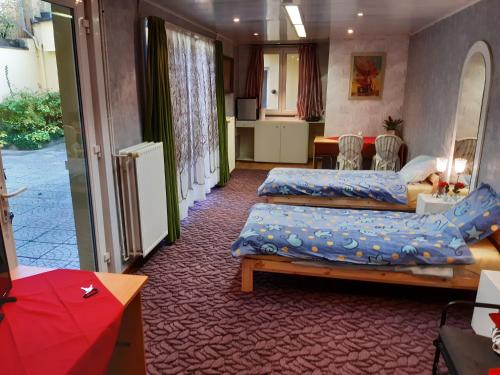 une chambre d'hôtel avec deux lits et une salle à manger dans l'établissement casa di Gino, à Anvers