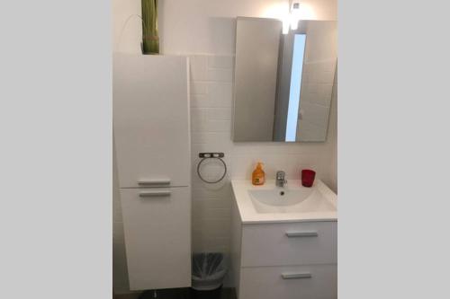 une salle de bain avec un lavabo et un miroir dans l'établissement studio centre nice proche de mer, à Nice