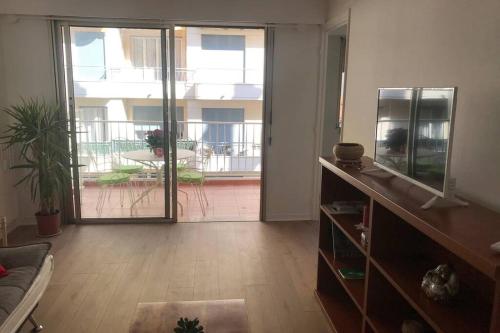 d'un salon avec une grande porte coulissante en verre. dans l'établissement studio centre nice proche de mer, à Nice