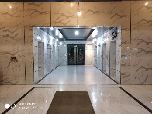 um corredor num edifício com um espelho na parede em 18floor condo close to MRTwith 2 bedrooms in Hua mak em Bangkok