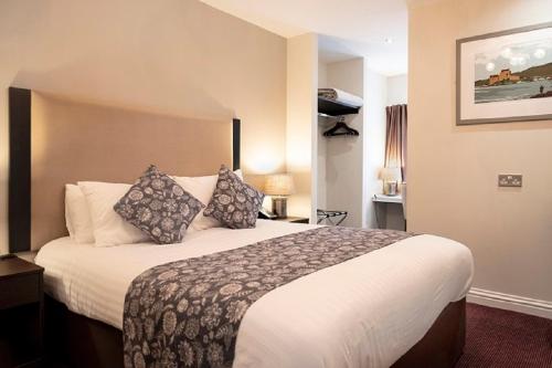 Postel nebo postele na pokoji v ubytování Kyle Hotel ‘A Bespoke Hotel’