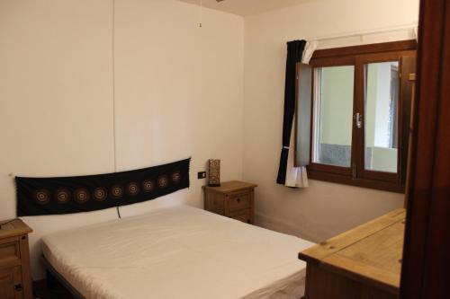 サンタ・マリアにあるOceanfront Apt 4 Porto Antigo IIのベッドと窓のある寝室