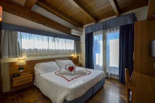 Un pat sau paturi într-o cameră la Hotel Aurora Wellness & SPA