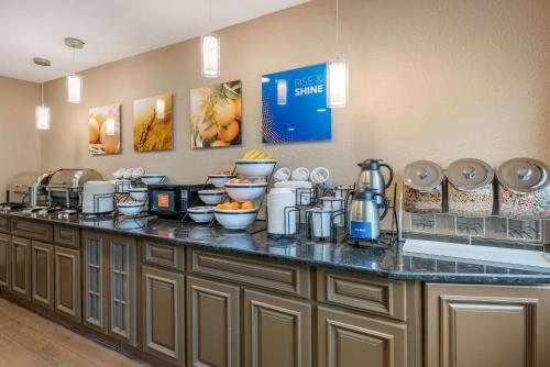 Comfort Inn Indianapolis South في انديانابوليس: مطبخ مع كونتر عليه طعام