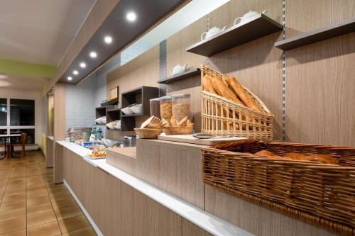 Cuisine ou kitchenette dans l'établissement Comfort Hotel Lille Lomme