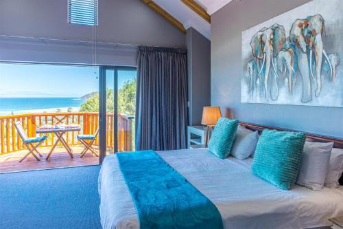 ウィルダネスにあるUnder the Boardwalk B&B Guest Houseのベッドルーム1室(ベッド1台付)、景色を望むバルコニーが備わります。