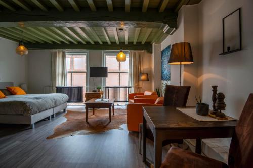 a living room with a bed and a couch at Stadslogement Bij de Sassenpoort in Zwolle